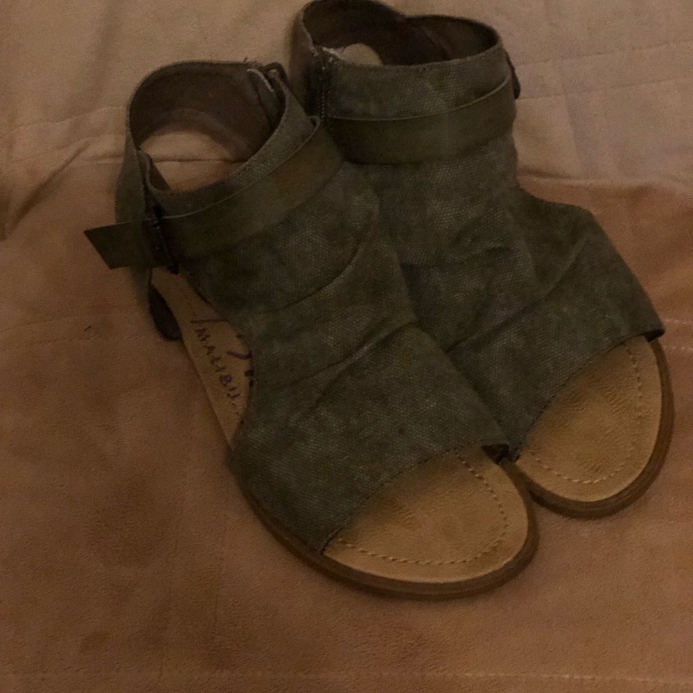 Ankle, zipped, flats!